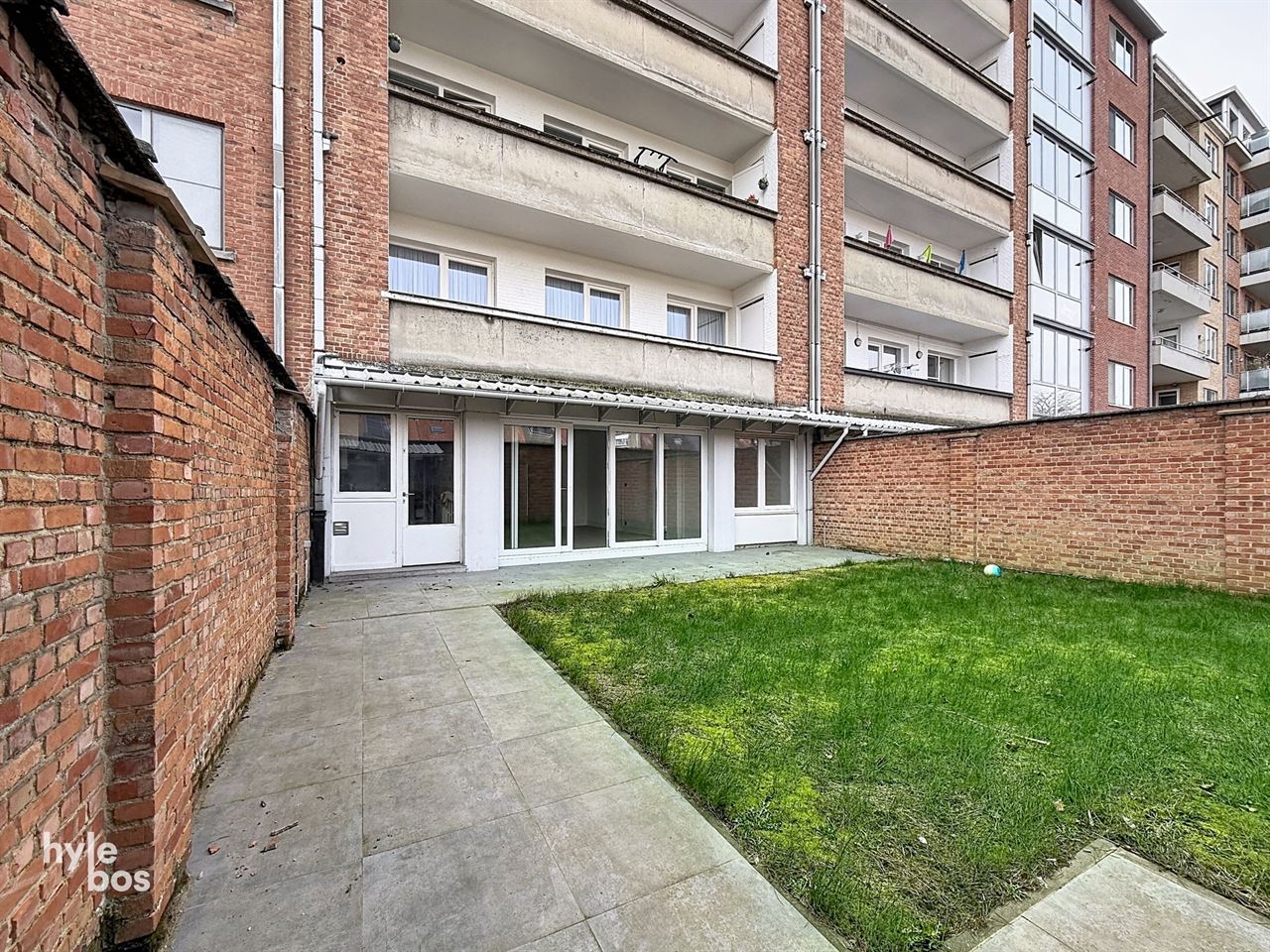 Uitzonderlijk groot gelijkvloers appartement met stadstuin en garage