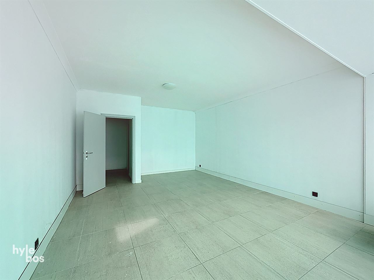 Uitzonderlijk groot gelijkvloers appartement met stadstuin en garage