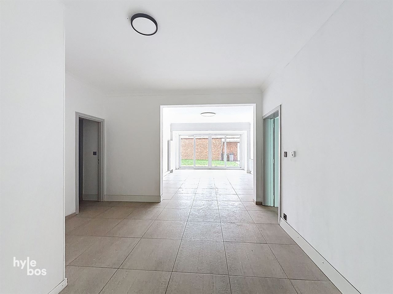 Uitzonderlijk groot gelijkvloers appartement met stadstuin en garage