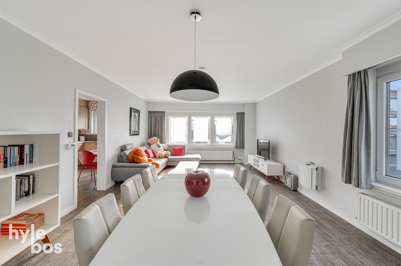Ruim lichtrijk hoekappartement met garage