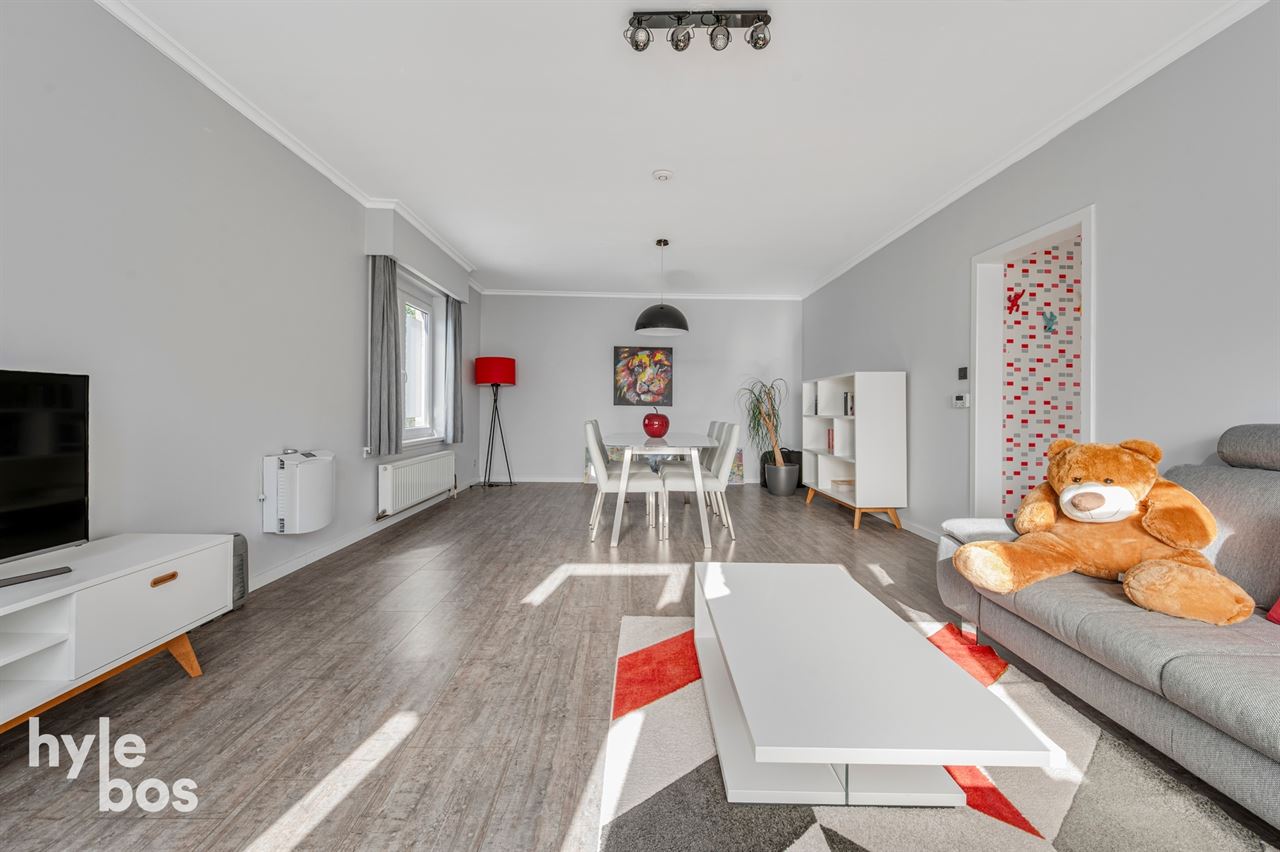 Ruim lichtrijk hoekappartement met garage