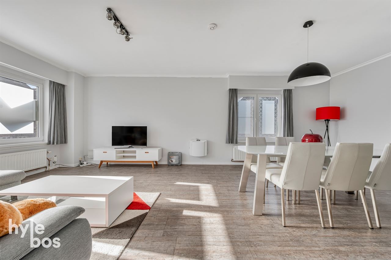 Ruim lichtrijk hoekappartement met garage