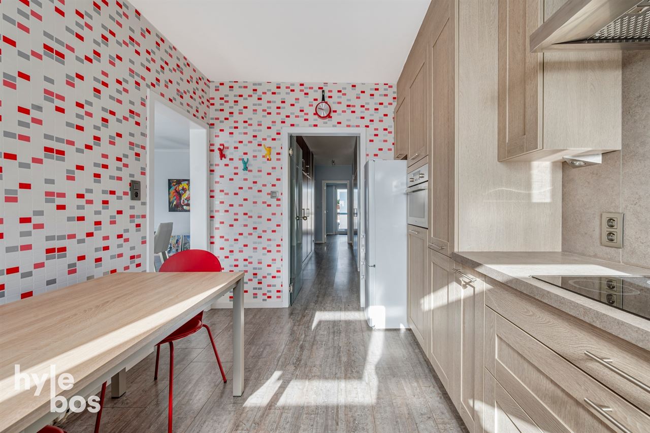 Ruim lichtrijk hoekappartement met garage
