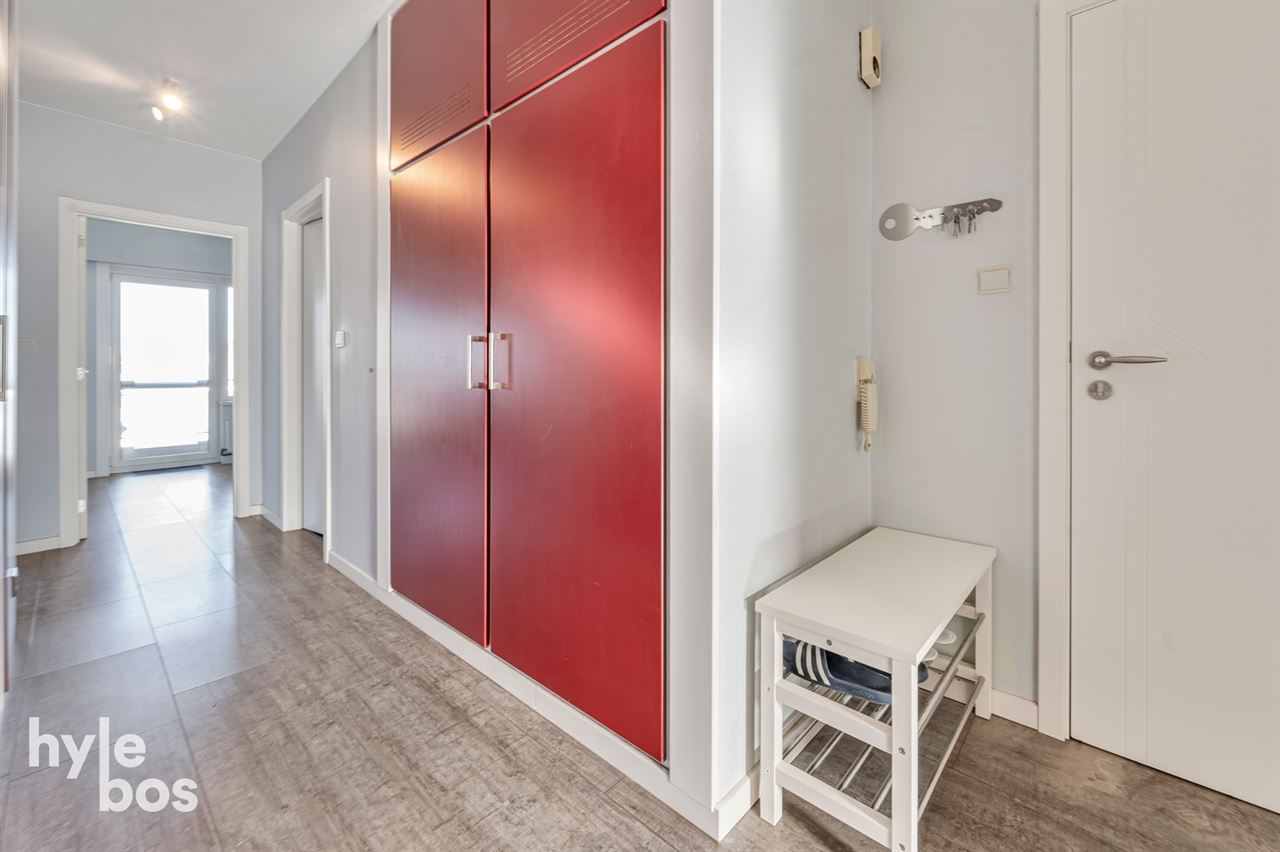 Ruim lichtrijk hoekappartement met garage