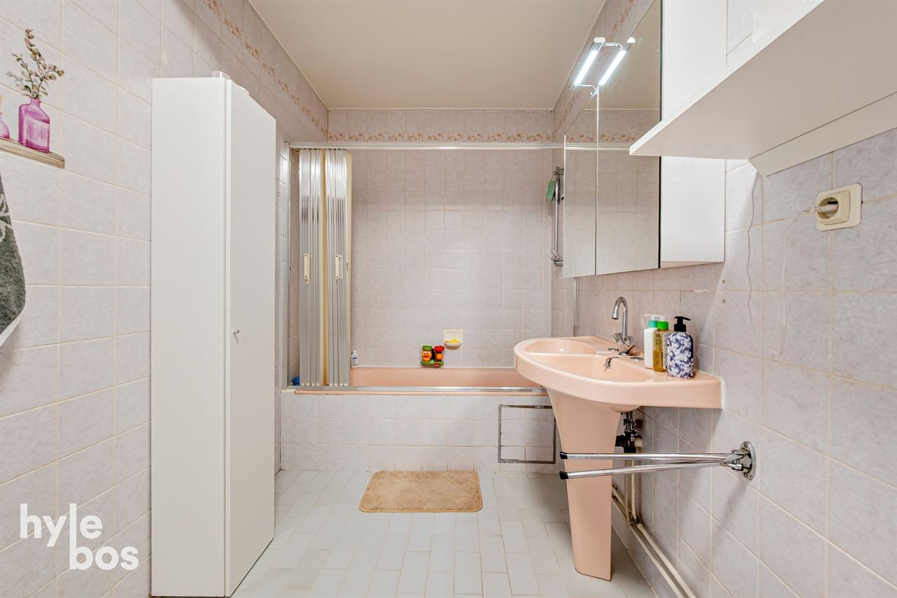 Ruim instapklaar 2 slaapkamer appartement met garage