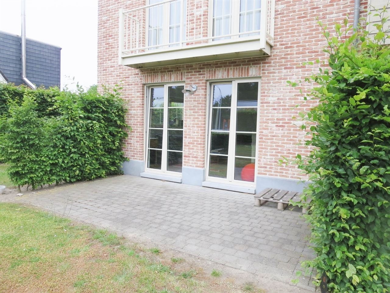 Aan de stadsrand gelegen gelijkvloers appartement