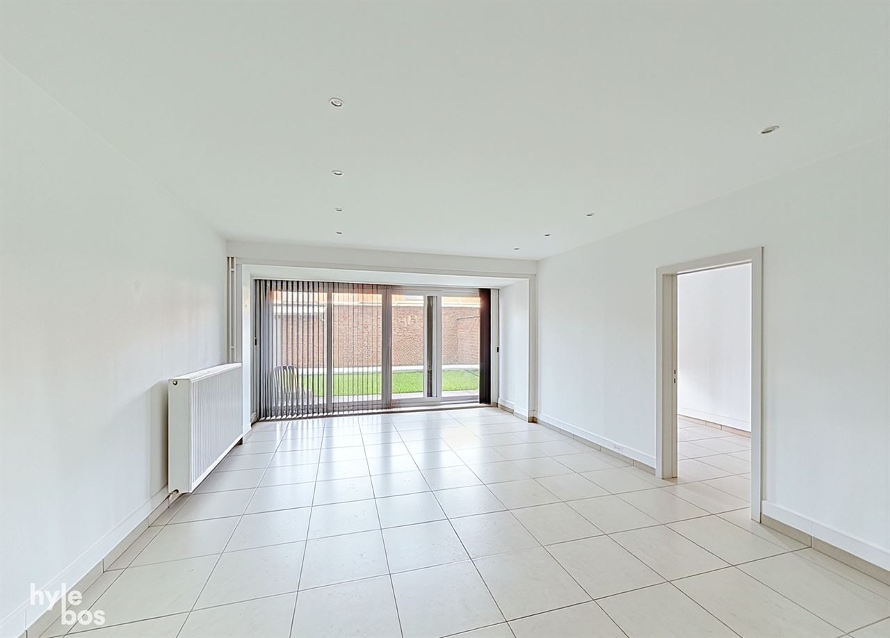 Centraal gelegen, zeer ruim drie slaapkamer appartement met stadstuin en garage