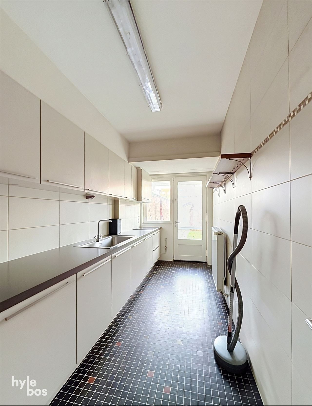 Centraal gelegen, zeer ruim drie slaapkamer appartement met stadstuin en garage