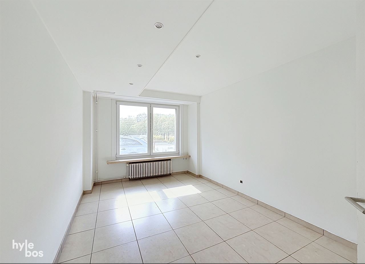 Centraal gelegen, zeer ruim drie slaapkamer appartement met stadstuin en garage