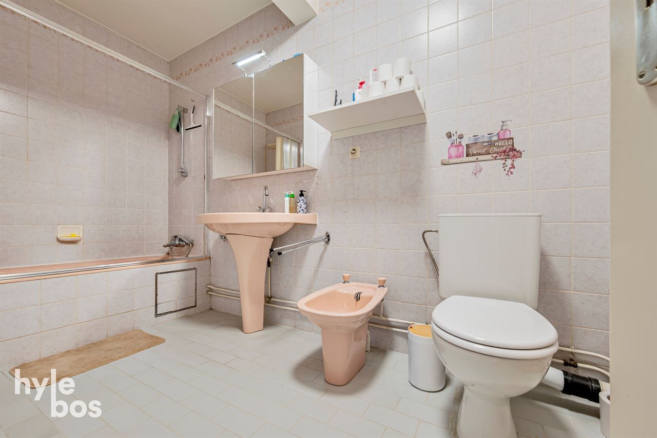Ruim instapklaar 2 slaapkamer appartement met garage
