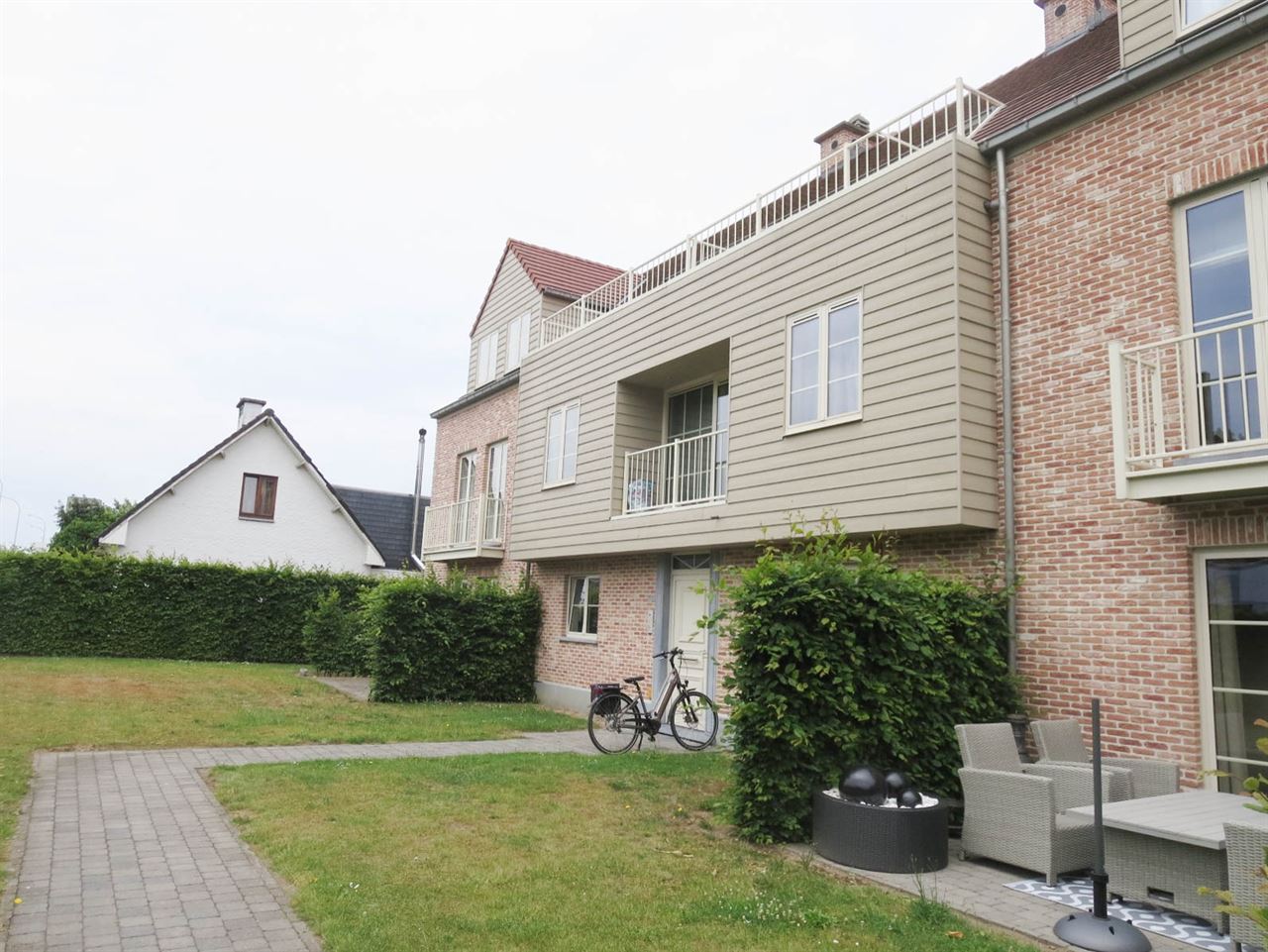 Aan de stadsrand gelegen gelijkvloers appartement
