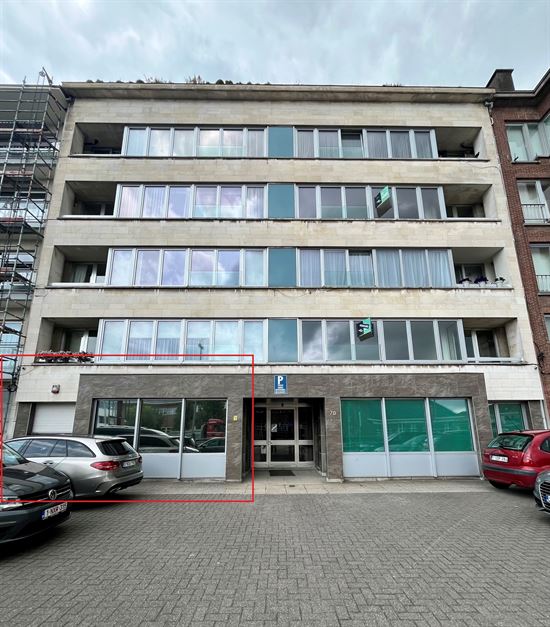 Centraal gelegen, zeer ruim drie slaapkamer appartement met stadstuin en garage