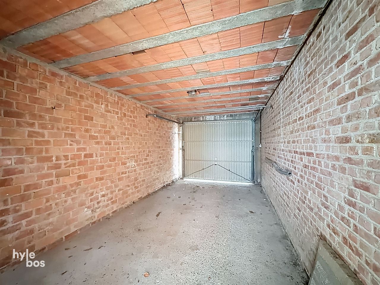 Centraal gelegen, zeer ruim drie slaapkamer appartement met stadstuin en garage