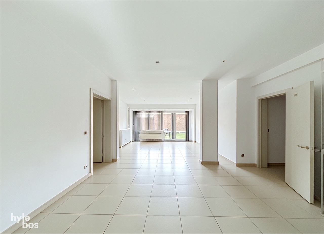 Centraal gelegen, zeer ruim drie slaapkamer appartement met stadstuin en garage