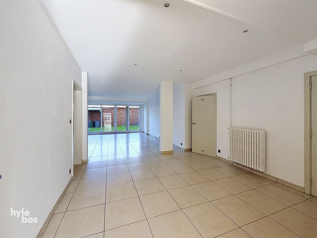 Centraal gelegen, zeer ruim drie slaapkamer appartement met stadstuin en garage