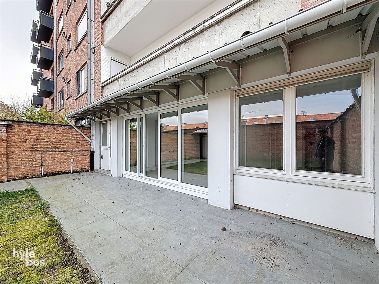 Centraal gelegen, zeer ruim drie slaapkamer appartement met stadstuin en garage