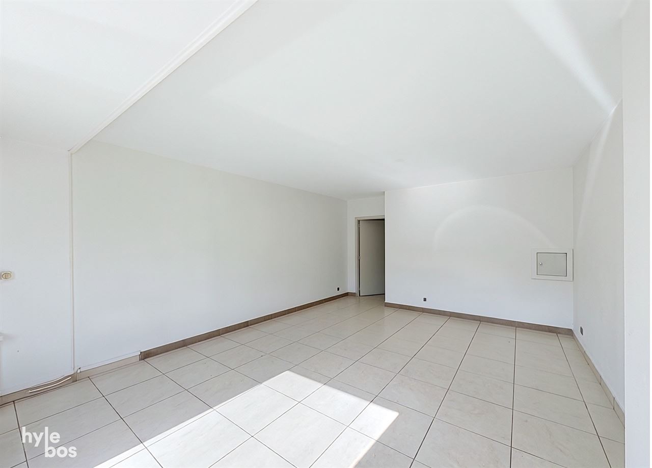 Centraal gelegen, zeer ruim drie slaapkamer appartement met stadstuin en garage