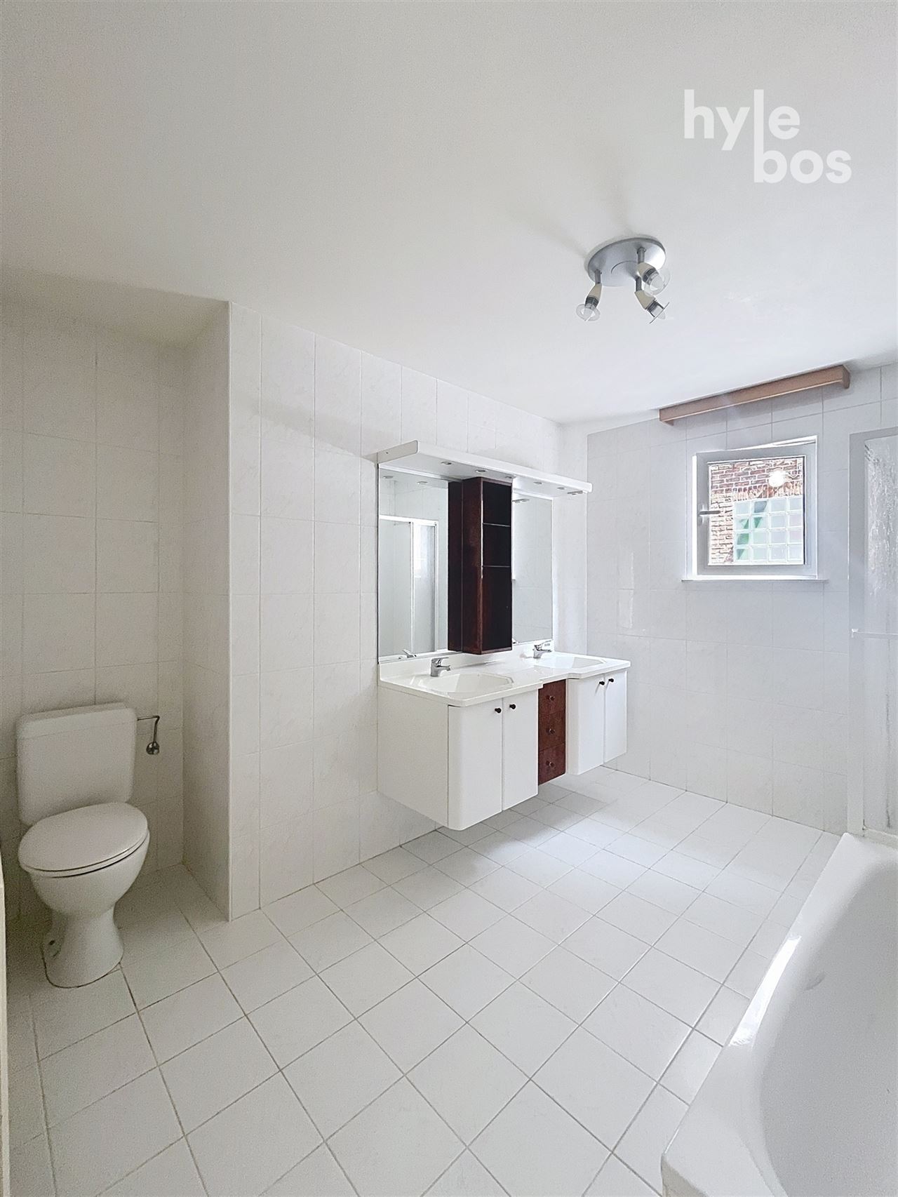 Gelijkvloers 3 slaapkamer appartement met tuin en garage