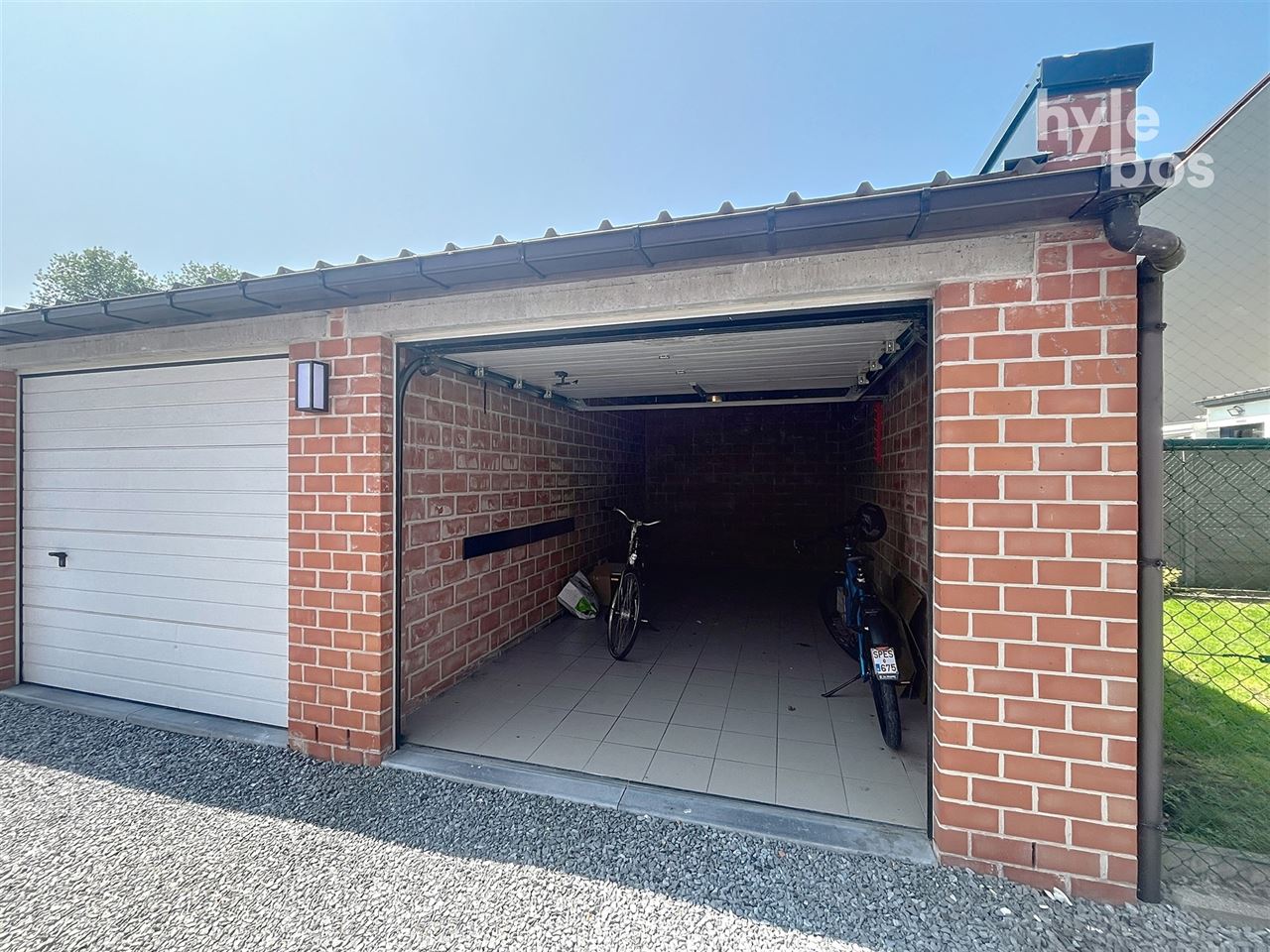 Gelijkvloers 3 slaapkamer appartement met tuin en garage