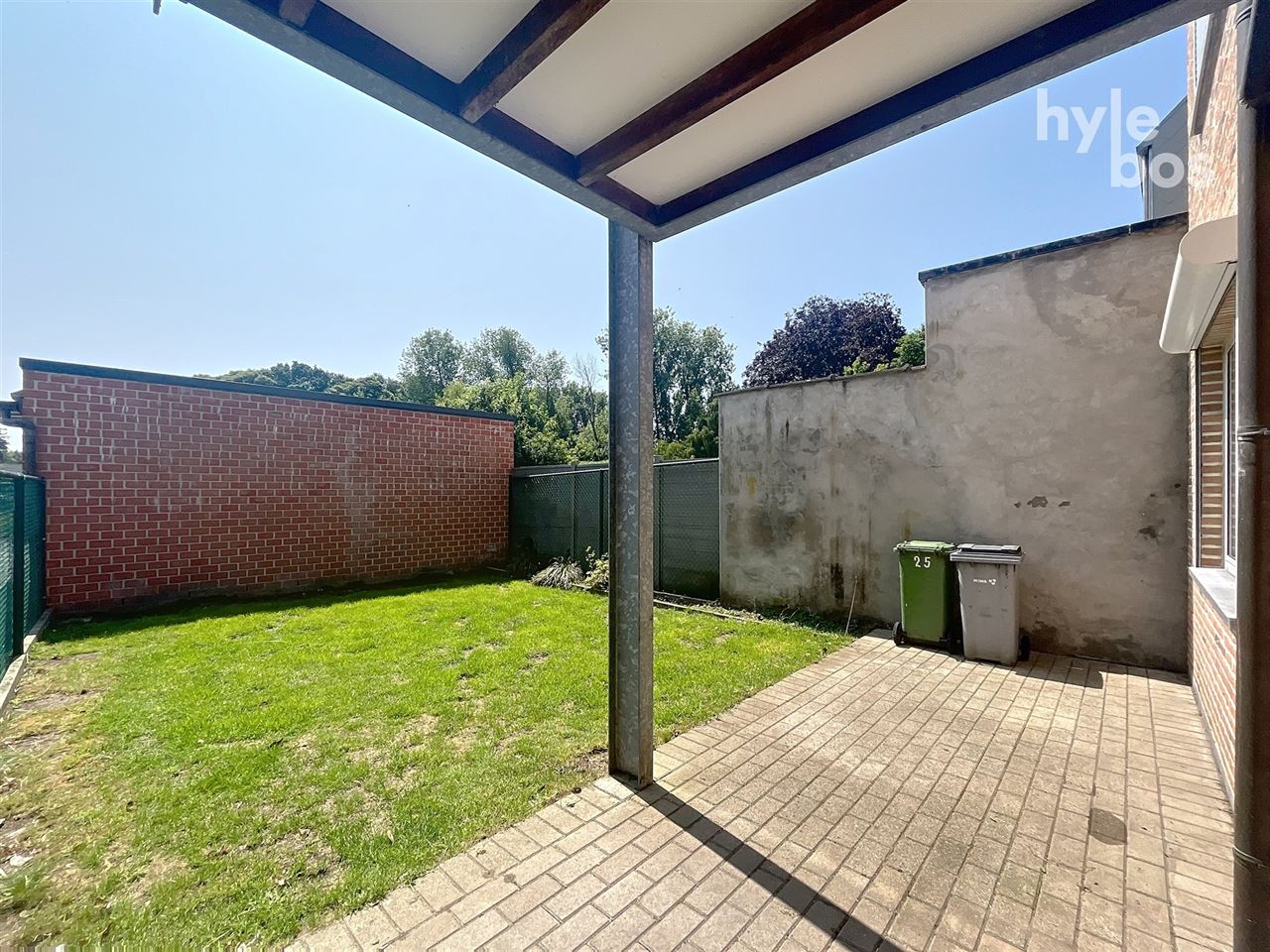 Gelijkvloers 3 slaapkamer appartement met tuin en garage
