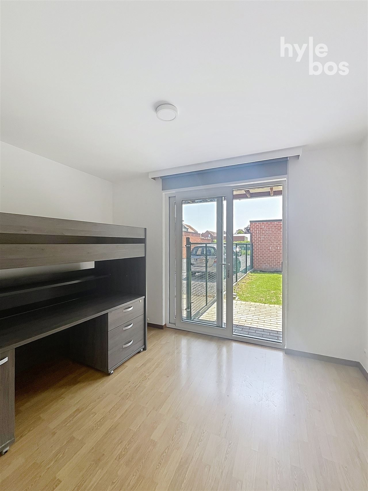 Gelijkvloers 3 slaapkamer appartement met tuin en garage