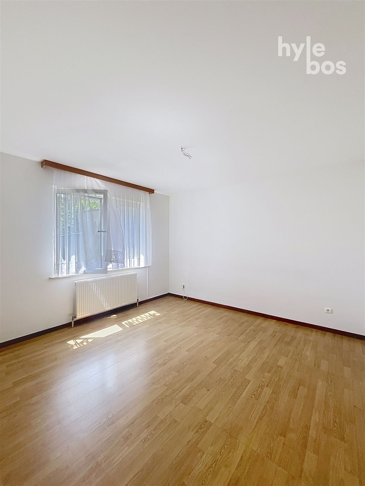Gelijkvloers 3 slaapkamer appartement met tuin en garage