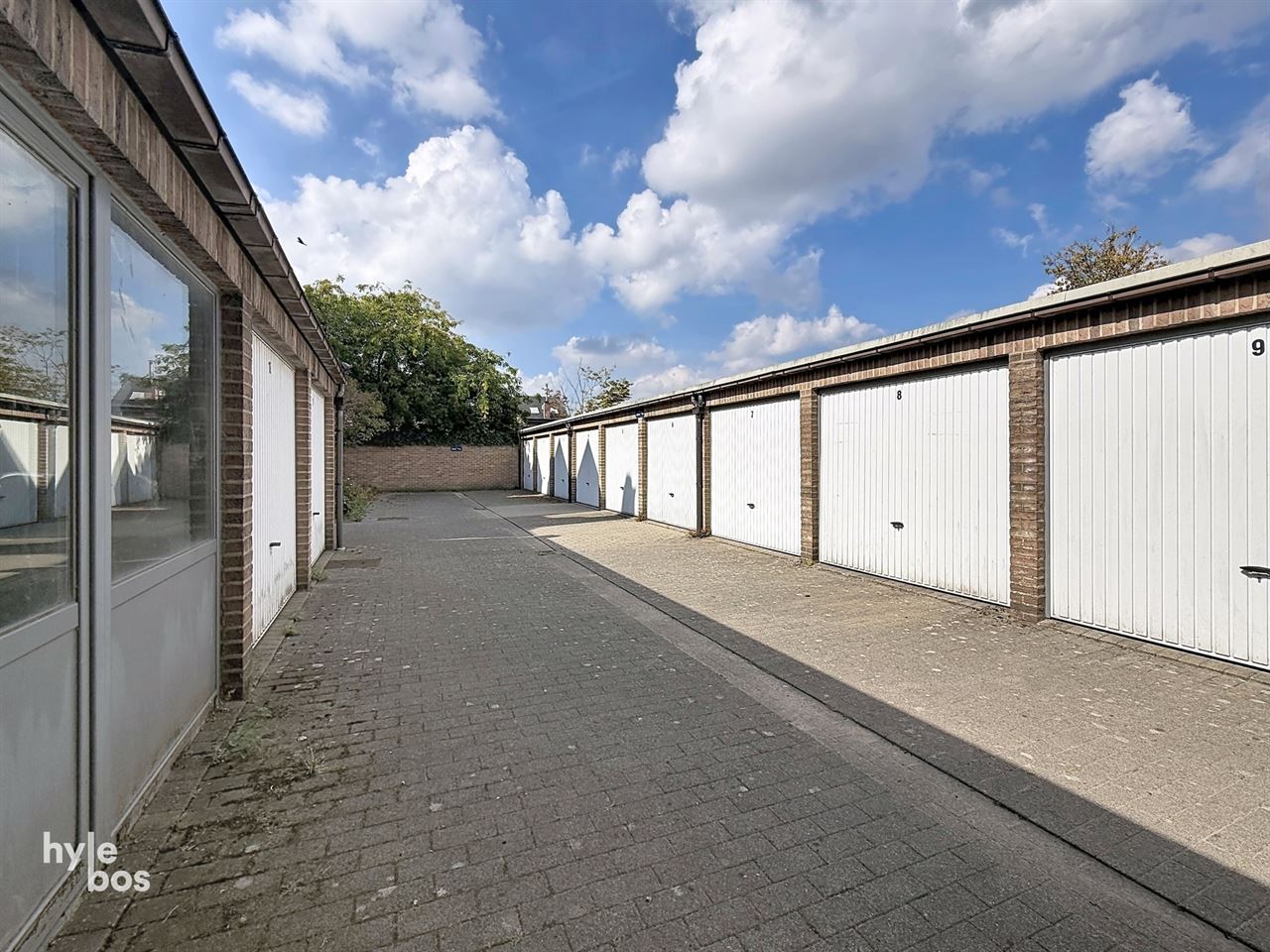Gelijkvloers appartement met één slaapkamer en garage