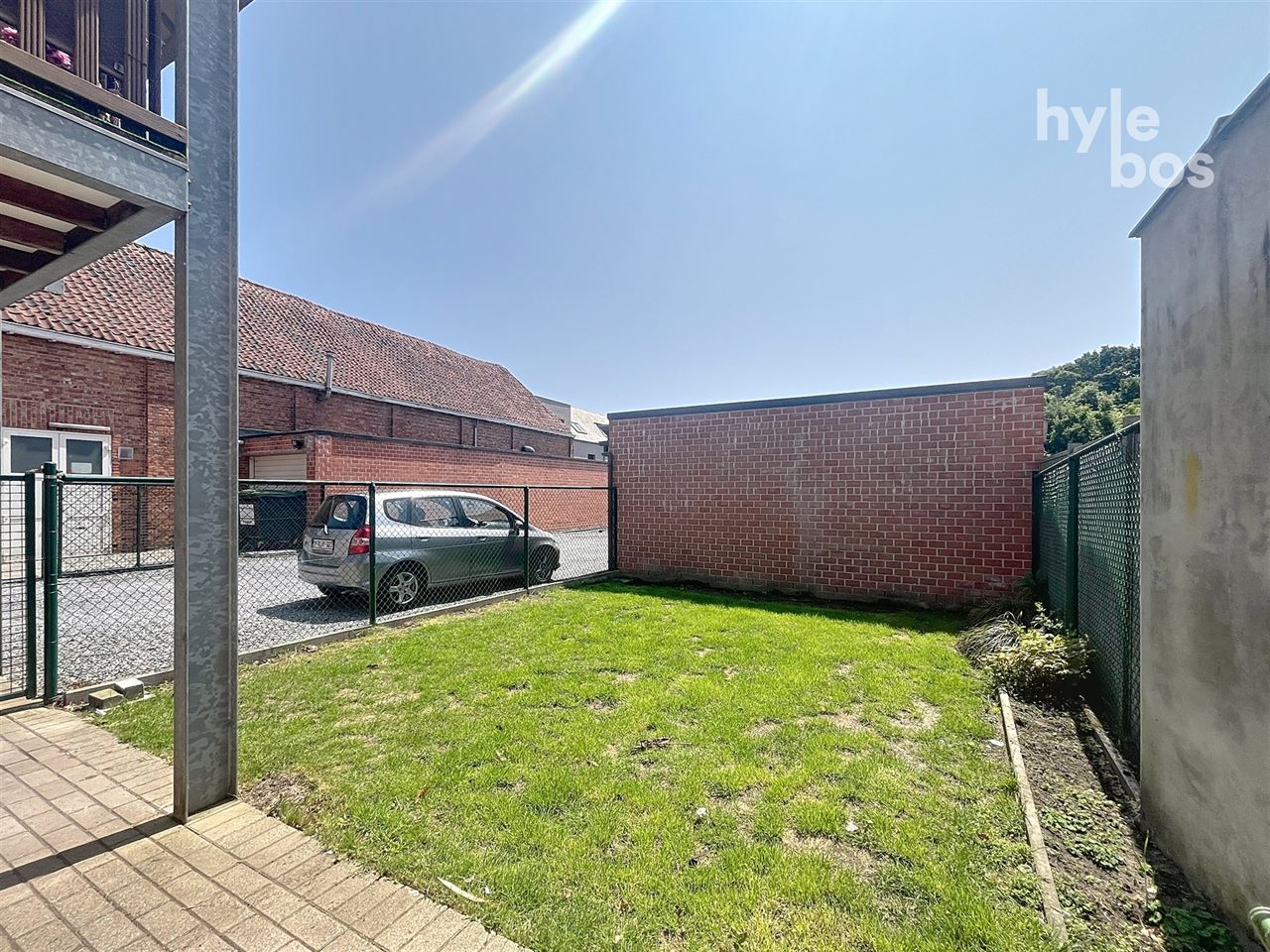 Gelijkvloers 3 slaapkamer appartement met tuin en garage
