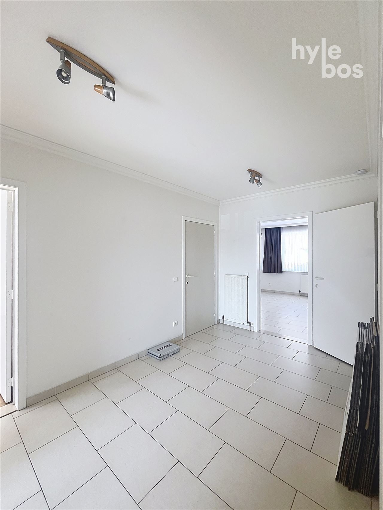 Gelijkvloers 3 slaapkamer appartement met tuin en garage