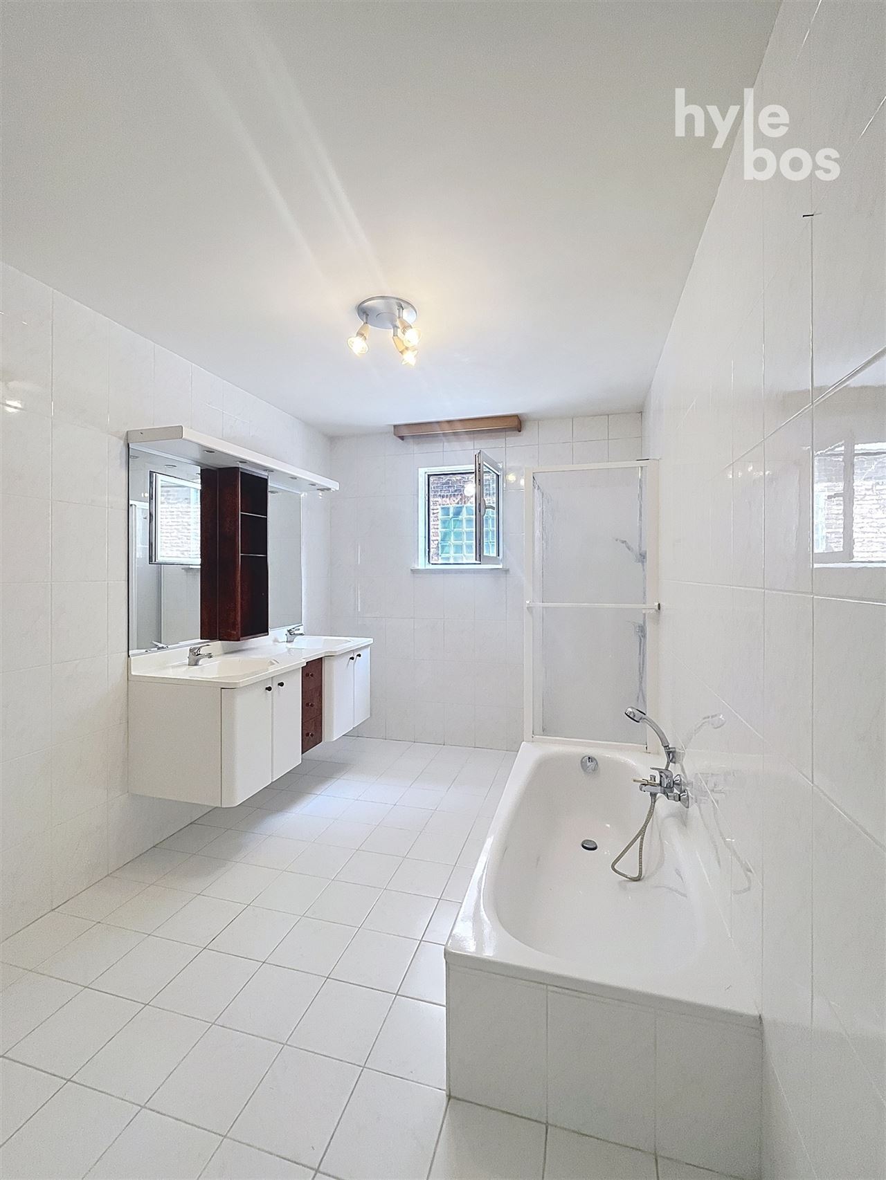 Gelijkvloers 3 slaapkamer appartement met tuin en garage