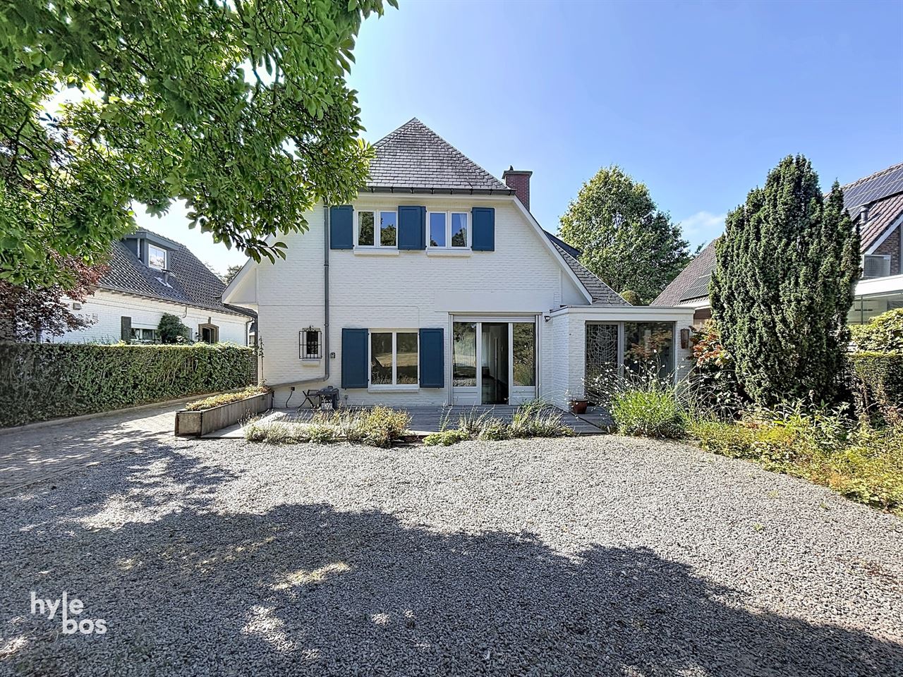 Ruime open bebouwing met zeer grote tuin