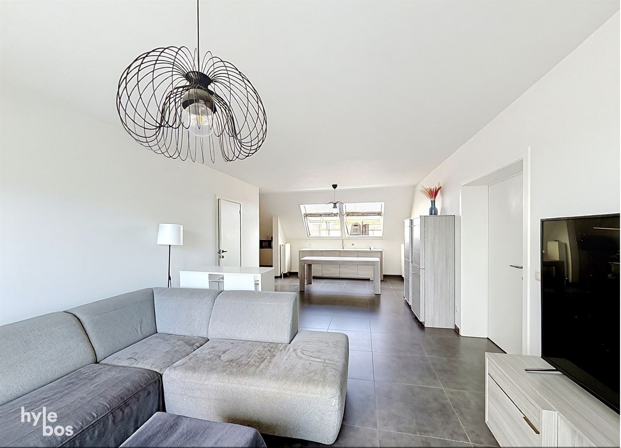 Instapklaar 2 slaapkamer appartement met terras & parking