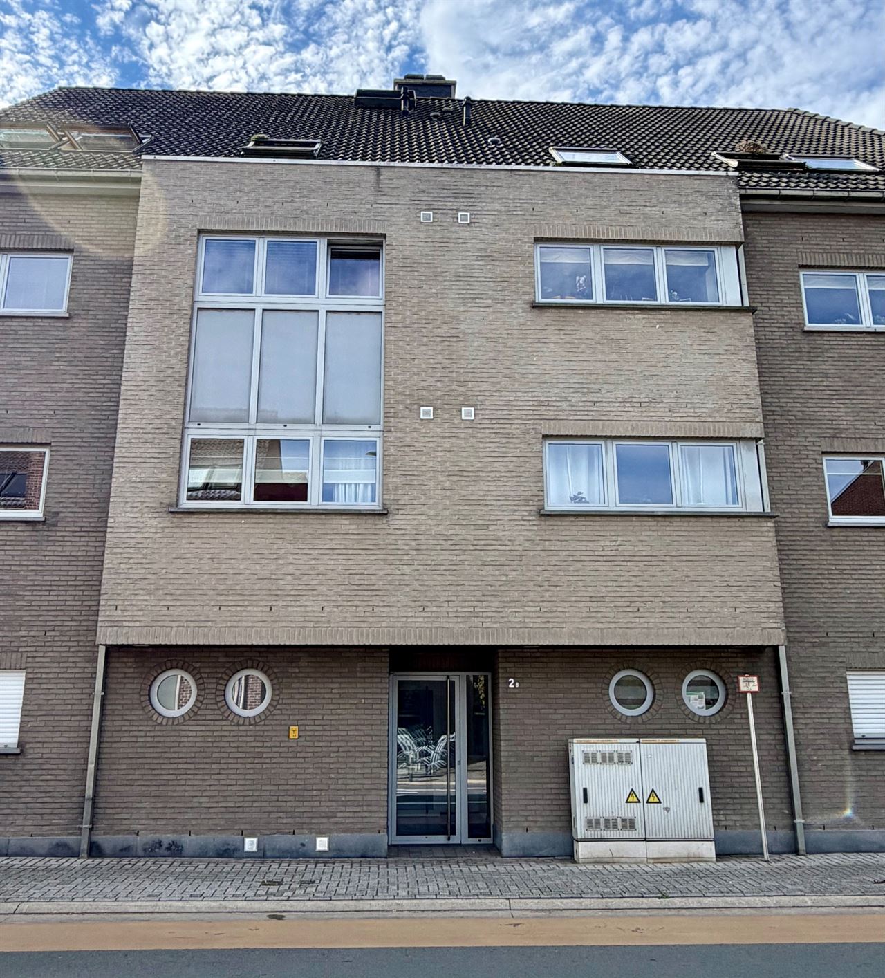 Instapklaar 2 slaapkamer appartement met terras & parking