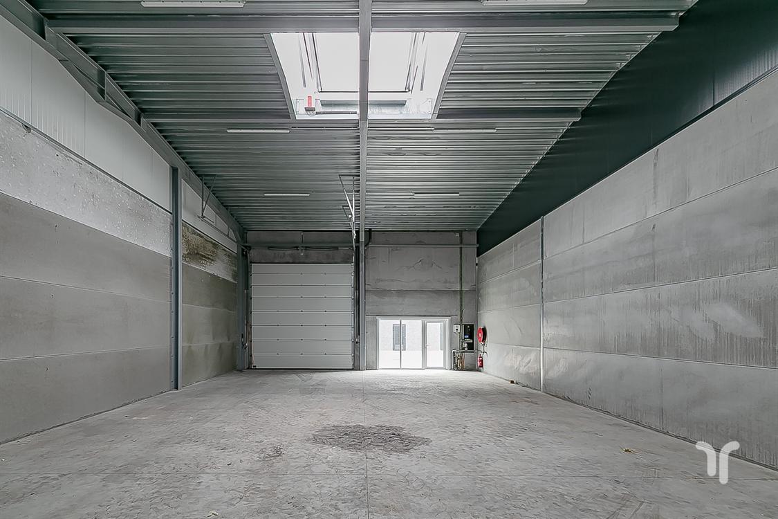 Industrieel gebouw te huur in Eernegem