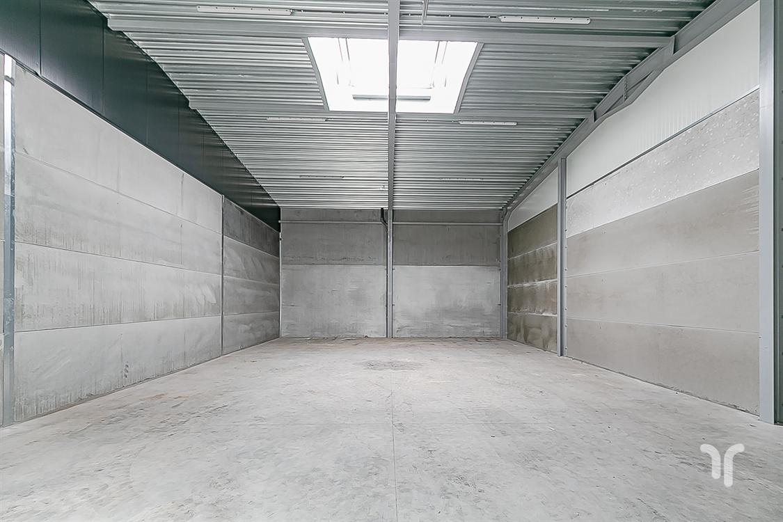 Industrieel gebouw te huur in Eernegem