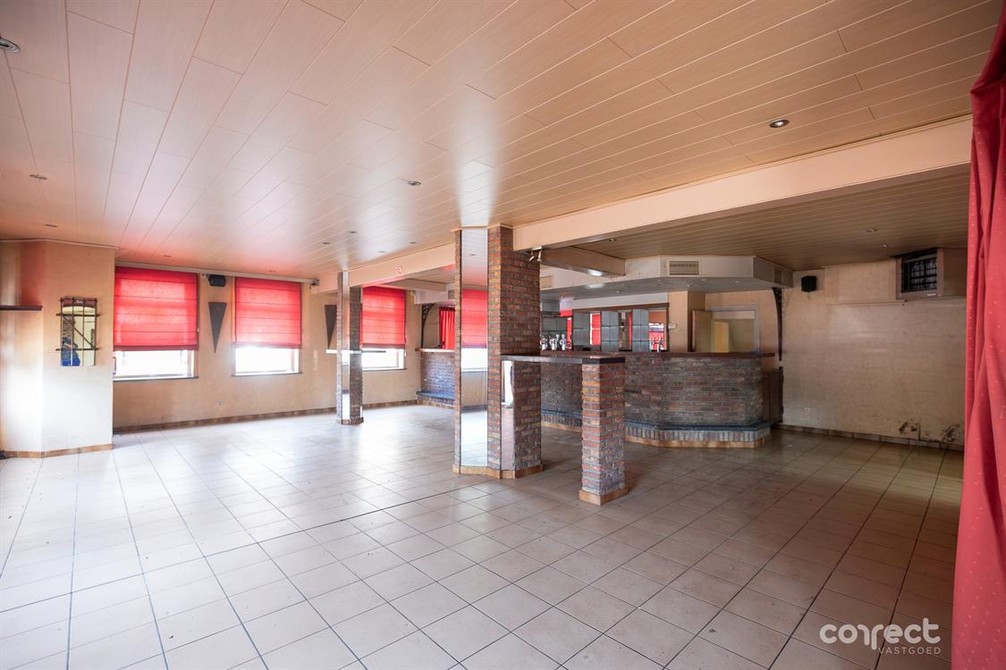 Gemengd gebouw te koop in Aartrijke