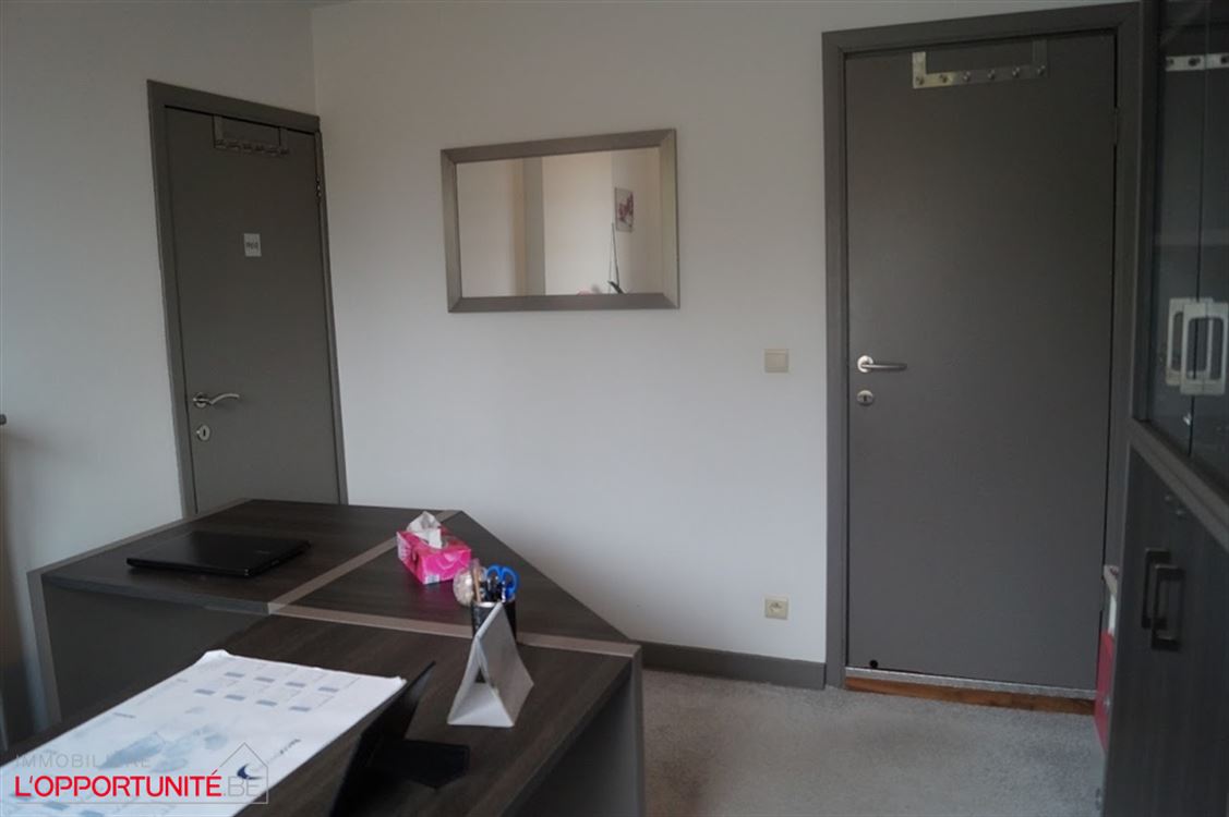 Attention libre à partir du 01/09 (date à confirmer) - Appartement remis à neuf, 1 ch + bureau