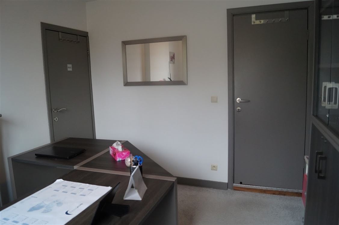 Attention libre à partir du 01/09 (date à confirmer) - Appartement remis à neuf, 1 ch + bureau