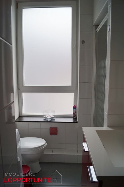 Attention libre à partir du 01/09 (date à confirmer) - Appartement remis à neuf, 1 ch + bureau