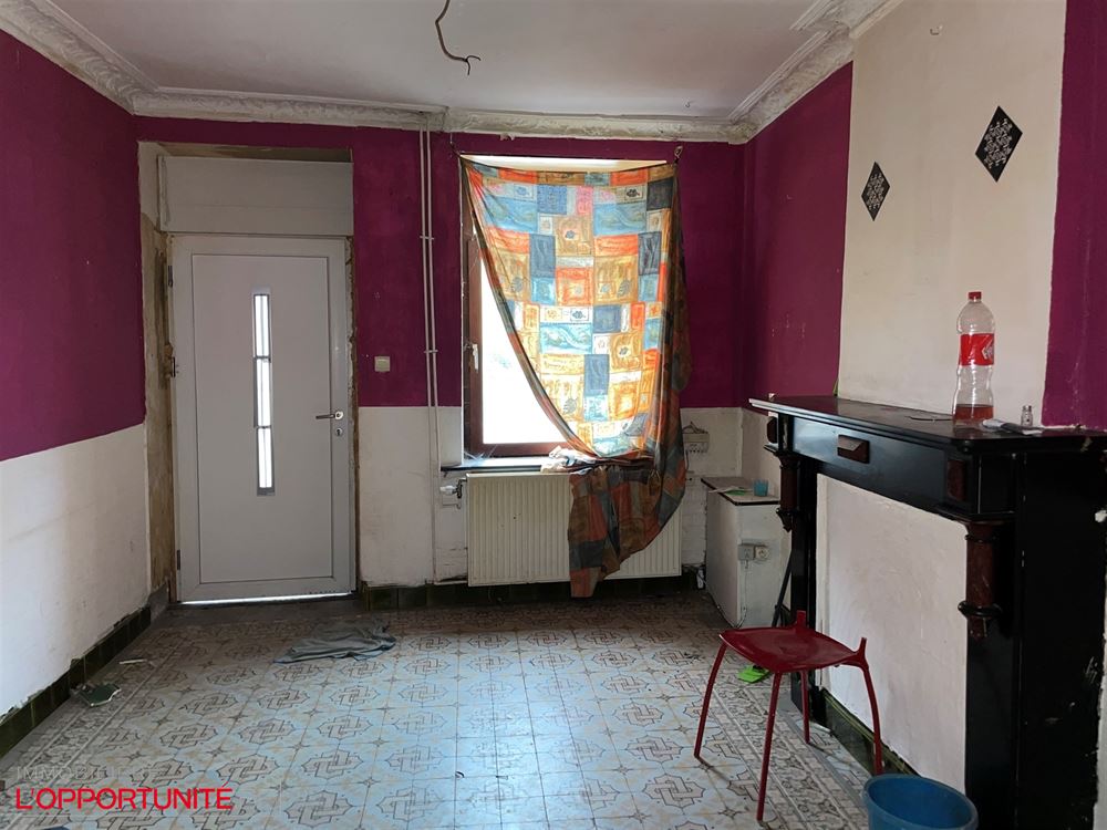 Maison d'habitation 2 chambres entièrement à restaurer PAS DE JARDIN.