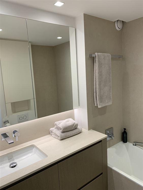 TB appartement ensoleillé, fraîchement rénové, vue mer partiel (5 ° étage)