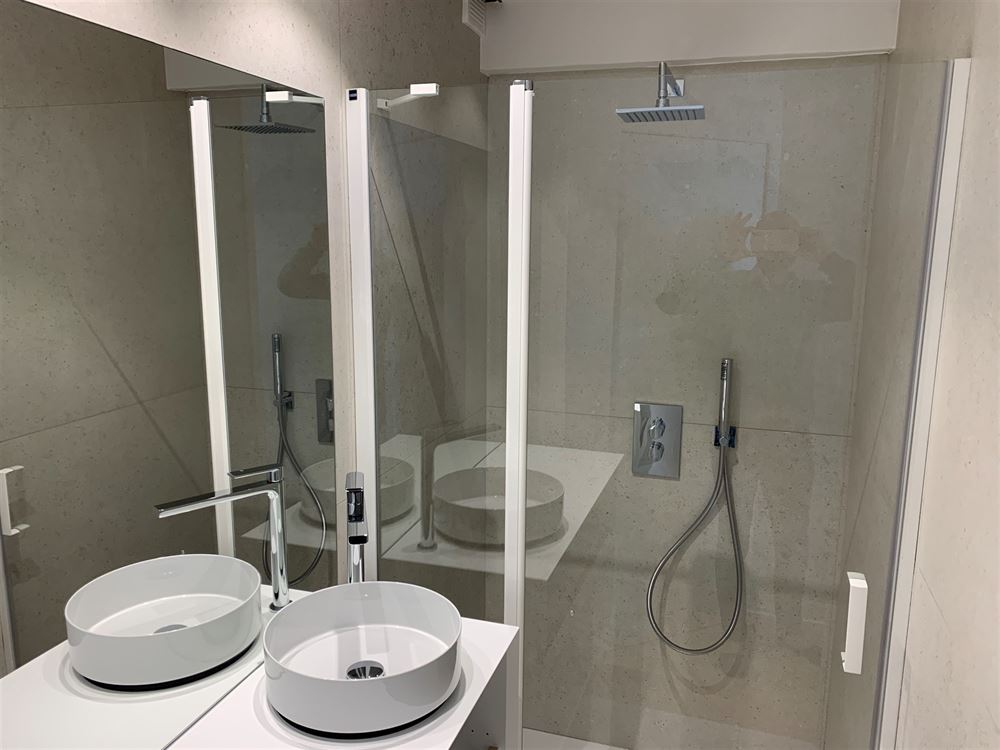 TB appartement ensoleillé, fraîchement rénové, vue mer partiel (5 ° étage)