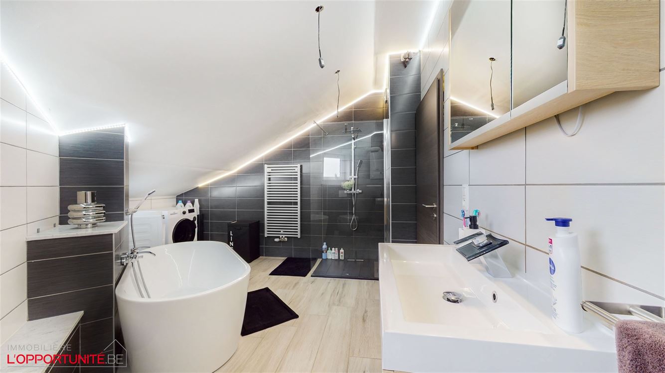 Magnifique immeuble récent composé de 5 appartements.