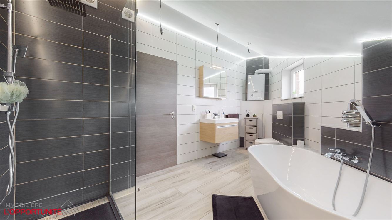 Magnifique immeuble récent composé de 5 appartements.