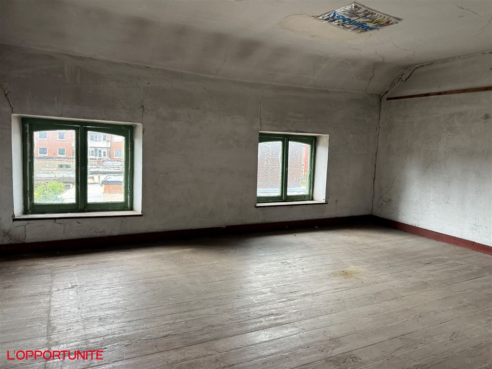 Bel immeuble mixte avec rdc commercial, appartement à l'étage et 3 garages.