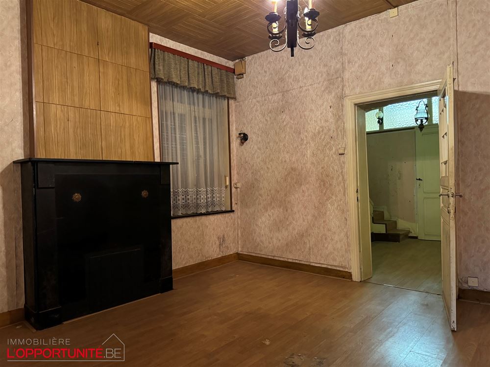Bel immeuble mixte avec rdc commercial, appartement à l'étage et 3 garages.