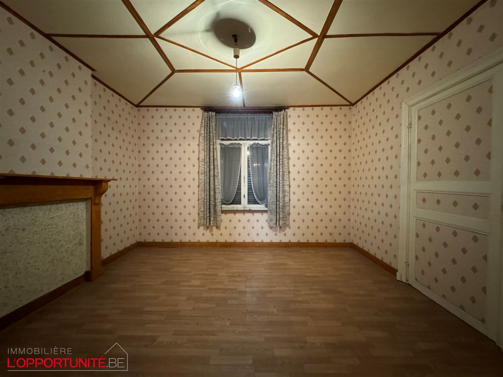 Bel immeuble mixte avec rdc commercial, appartement à l'étage et 3 garages.