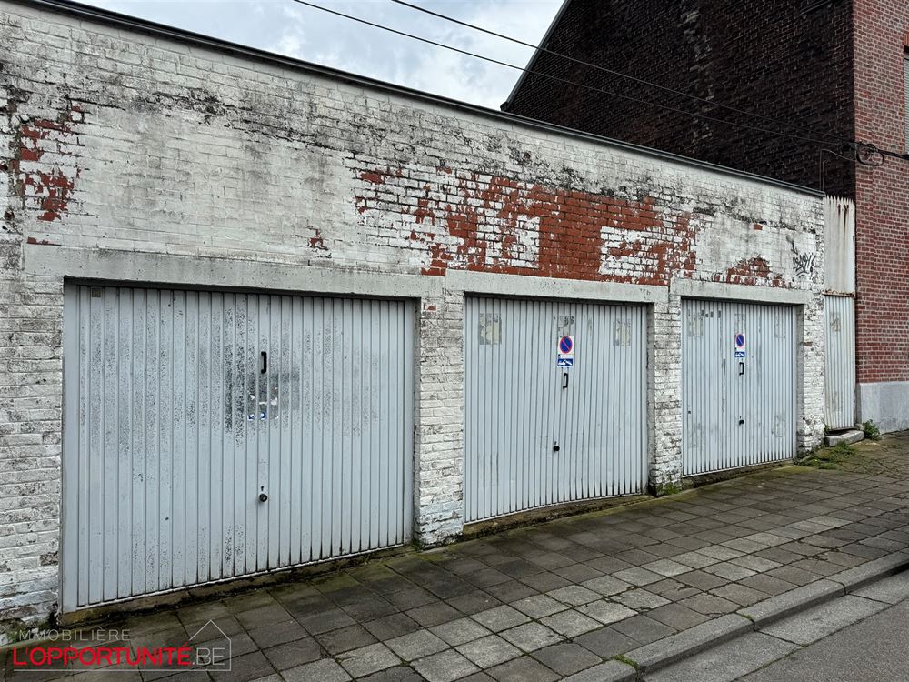 Bel immeuble mixte avec rdc commercial, appartement à l'étage et 3 garages.