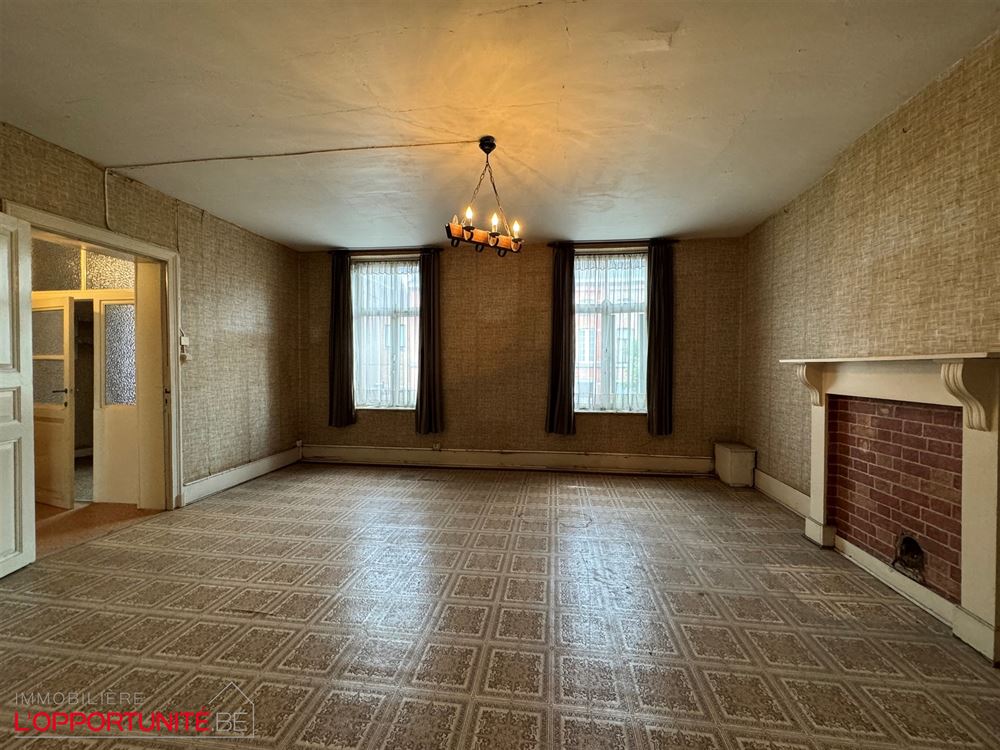 Bel immeuble mixte avec rdc commercial, appartement à l'étage et 3 garages.
