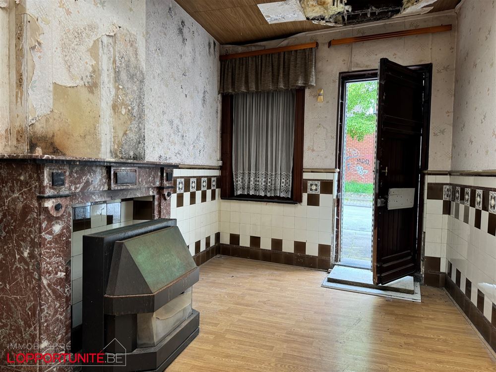 Bel immeuble mixte avec rdc commercial, appartement à l'étage et 3 garages.